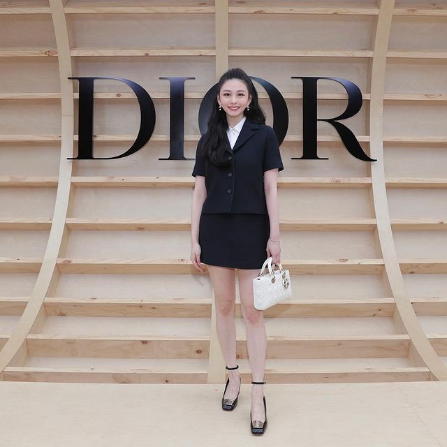 近年沈月亦入行做model，拍過不少名牌新裝，又參加時裝騷。